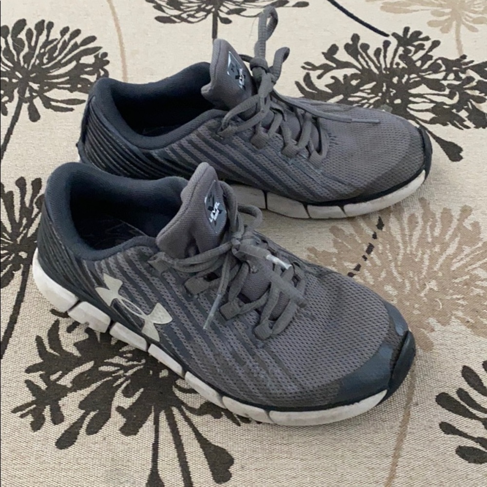 Boys Youth Under Armour 3.5y tennis shoes